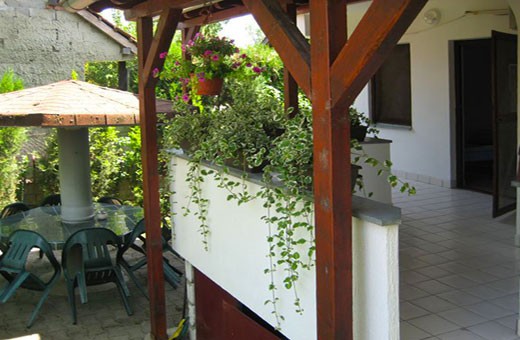 Terrace and garden, Apartments Živanović - Veliko Gradište, Srebrno jezero